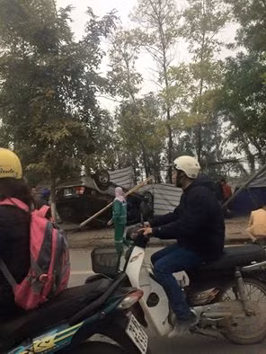 Xe điên lao vỉa hè, đâm trọng thương người đi bộ - Ảnh 2