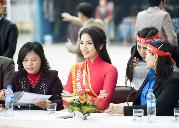 Hoa hậu Kỳ Duyên về quê làm từ thiện