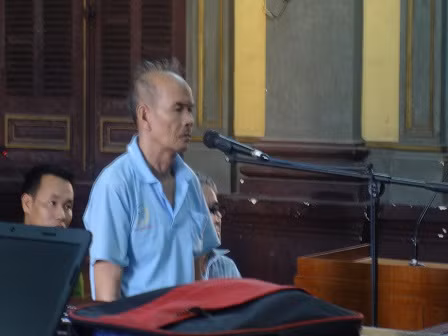 Bị cha dượng đốt khi đang ngủ say, thanh niên bỏng nặng