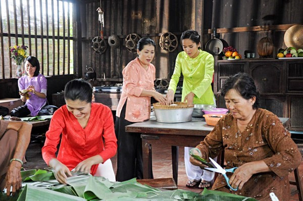 Khung cảnh gói bánh tét được tái hiện chân thực trong phim. Sao hài hội tụ trong phim Tết vui nhộn