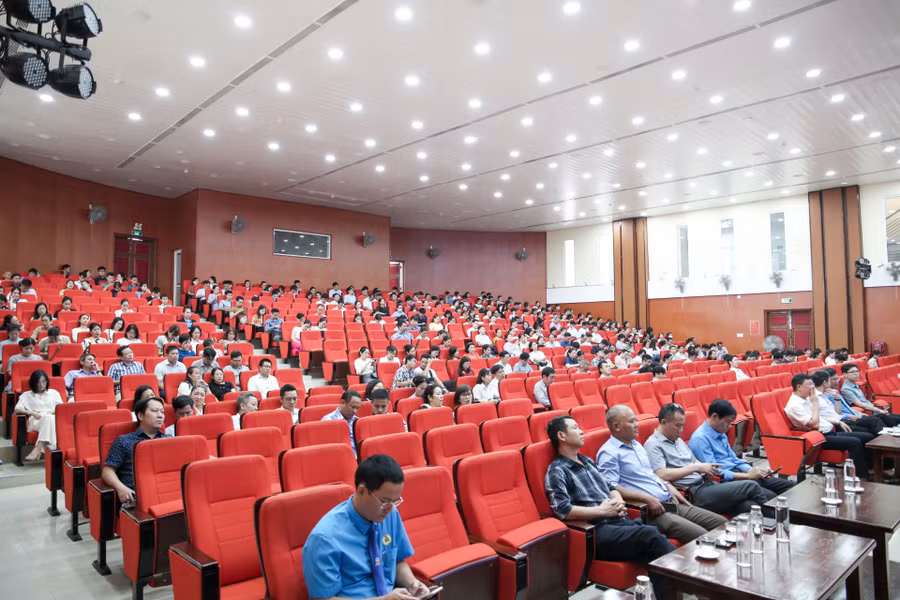 Các đoàn viên Công đoàn cơ sở của ĐH Huế tham dự hội nghị.