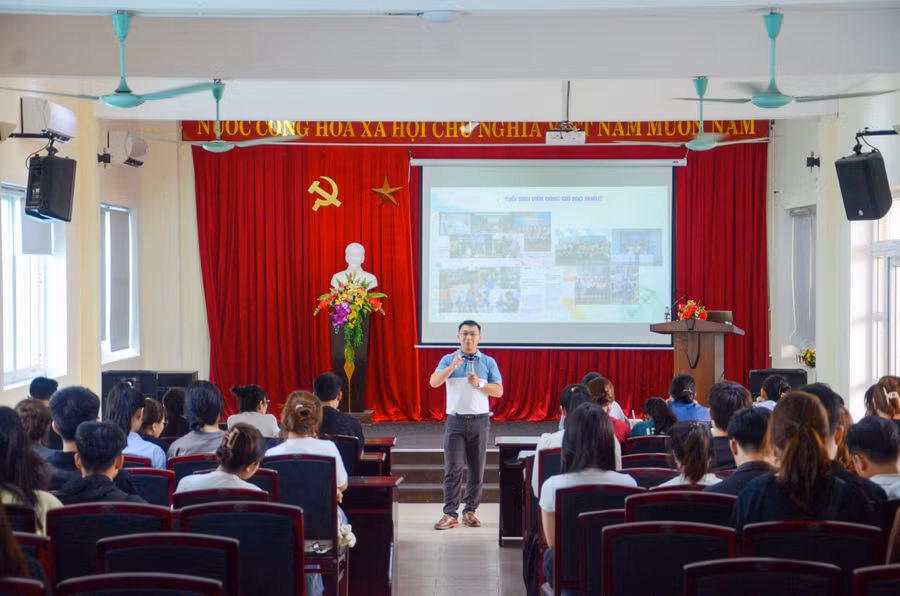 TalkShow “Chinh phục nhà tuyển dụng: viết CV & phỏng vấn tìm việc”.