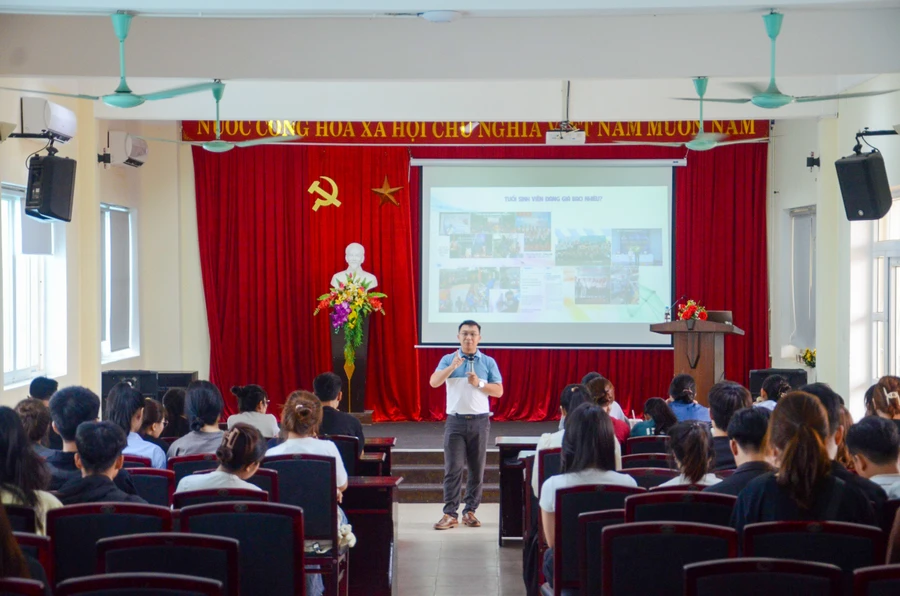 TalkShow “Chinh phục nhà tuyển dụng: viết CV & phỏng vấn tìm việc”.