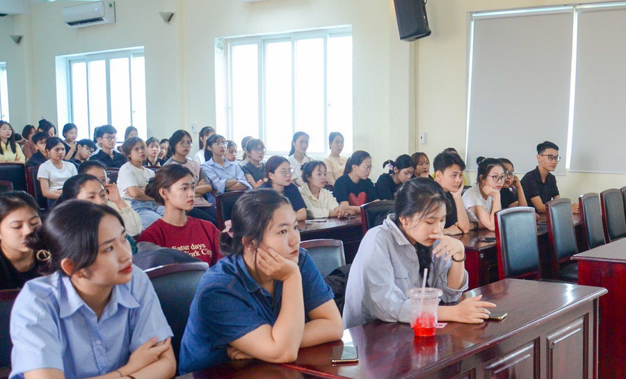 Buổi TalkShow là một hoạt động bổ ích và ý nghĩa dành cho sinh viên.