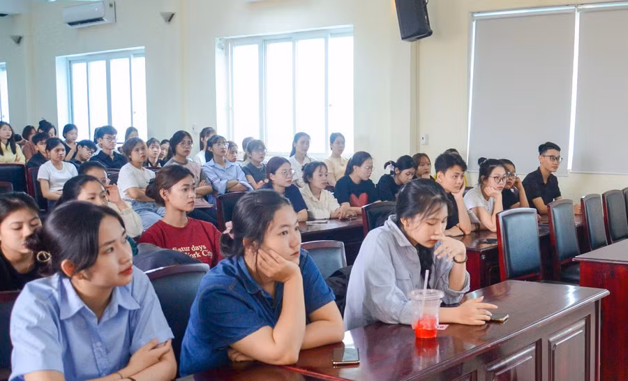 Buổi TalkShow là một hoạt động bổ ích và ý nghĩa dành cho sinh viên.