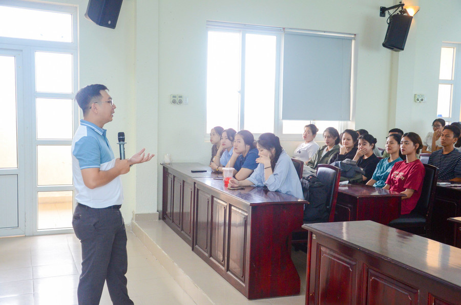 Diễn giả Vũ Tấn Phát trao đổi, chia sẻ đến sinh viên kỹ năng viết CV và phỏng vấn việc làm.