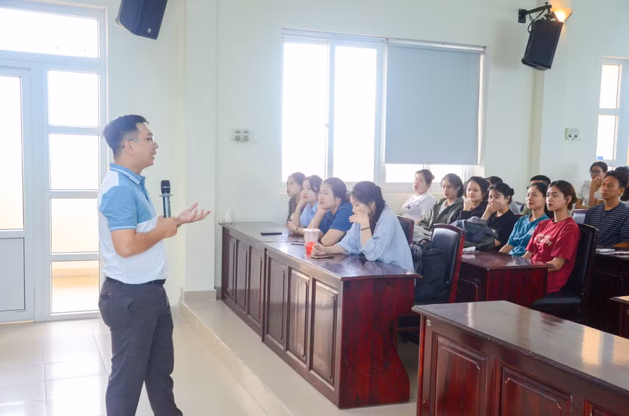 Diễn giả Vũ Tấn Phát trao đổi, chia sẻ đến sinh viên kỹ năng viết CV và phỏng vấn việc làm.