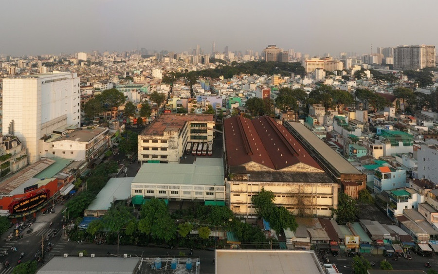 Dù đã có quyết định thu hồi đất nhiều năm nay, Công ty Cổ phần giáo dục Sài Gòn vẫn cho thuê làm điểm tập kết xe khách, trung chuyển hàng hóa. (Ảnh internet) Dù đã có quyết định thu hồi đất nhiều năm nay, Công ty Cổ phần giáo dục Sài Gòn vẫn cho thuê làm điểm tập kết xe khách, trung chuyển hàng hóa. (Ảnh internet)