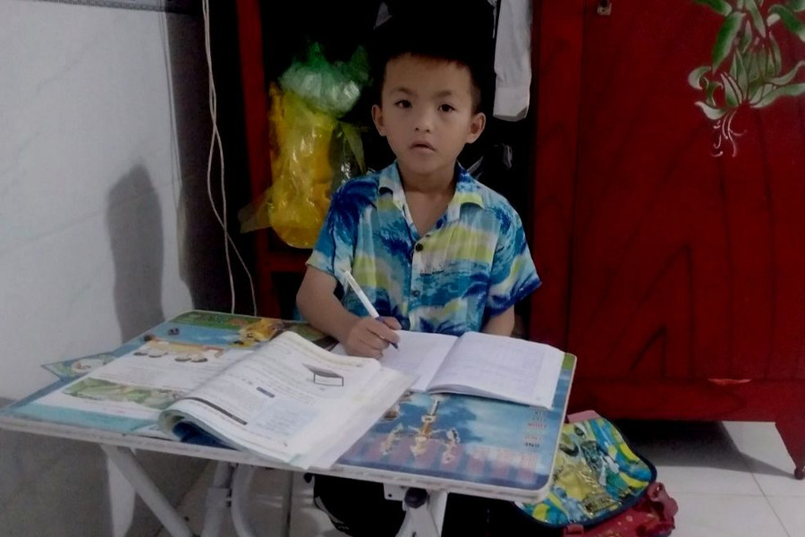 Mặc dù đã lên lớp 3 nhưng Đức Đan thấp bé, còi cọc hơn so với bạn bè cùng trang lứa.