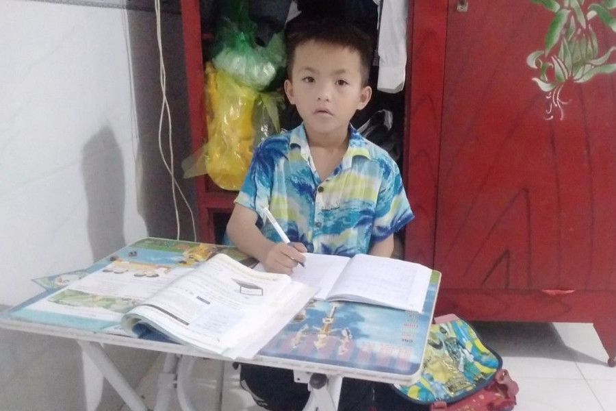 Cháu bé lớn nhất của vợ chồng anh Sơn hiện đang học lớp 3. Cháu bé lớn nhất của vợ chồng anh Sơn hiện đang học lớp 3.