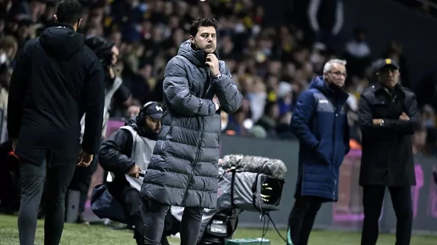 Pochettino bên ngoài đường biên trận PSG thắng Real Madrid 1-0 ở lượt đi vòng 1/8 Champions League 