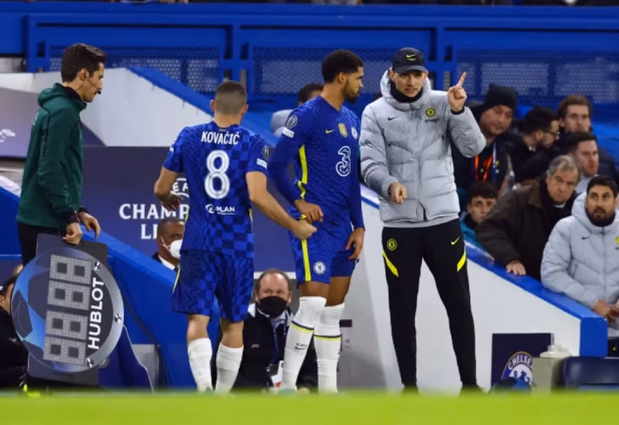 Mateo Kovacic tập tễnh rời sân ở phút 50.