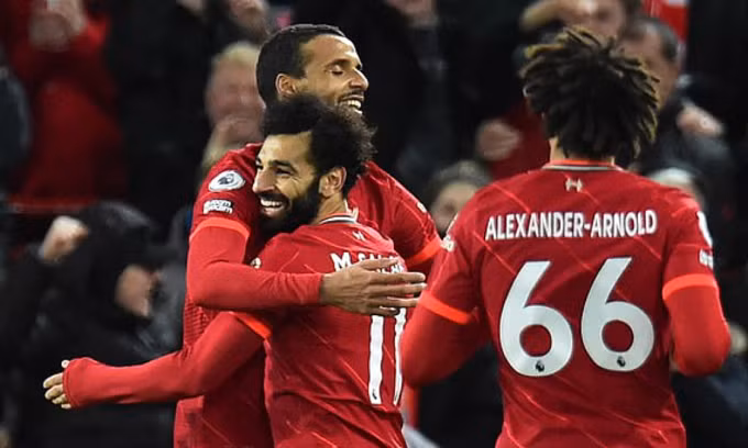 Trung vệ Joel Matip (trái) mừng bàn nâng tỷ số lên 2-0 trước Leeds.