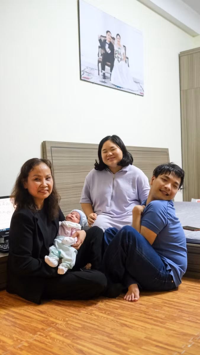 Niềm hạnh phúc bên cô con gái nhỏ. Ảnh: NVCC