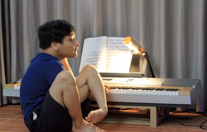 Chàng nhạc sĩ trẻ Thiên Ngôn bên cây đàn quen thuộc.