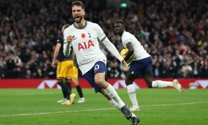 Bentancur khi ghi 2 bàn cuối trận cuối trận giúp Tottenham ngược dòng ngoạn mục. Bentancur khi ghi 2 bàn cuối trận cuối trận giúp Tottenham ngược dòng ngoạn mục.