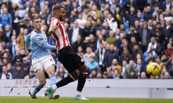 Bàn thắng của Phil Foden cũng không giúp Man City tránh khỏi trận thua sốc 1-2 trước Brentford.