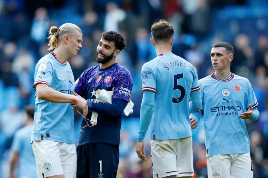 Man City không thể thu hẹp khoảng cách với Arsenal sau trận thua Brentford 1-2. Man City không thể thu hẹp khoảng cách với Arsenal sau trận thua Brentford 1-2.