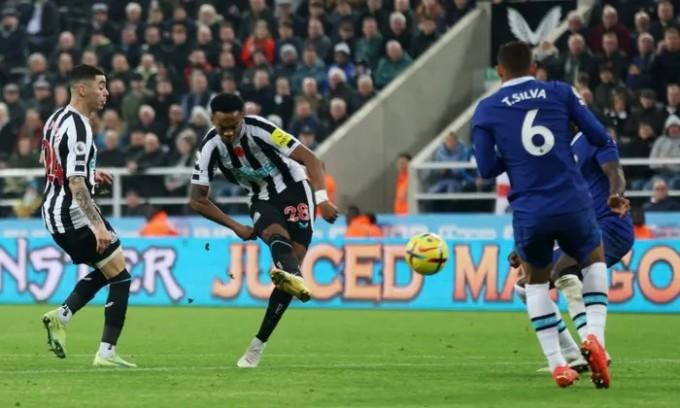 Cú cứa lòng của Joe Willock giúp Newcastle hạ Chelsea 1-0 ở vòng 16 Ngoại hạng Anh. Cú cứa lòng của Joe Willock giúp Newcastle hạ Chelsea 1-0 ở vòng 16 Ngoại hạng Anh.