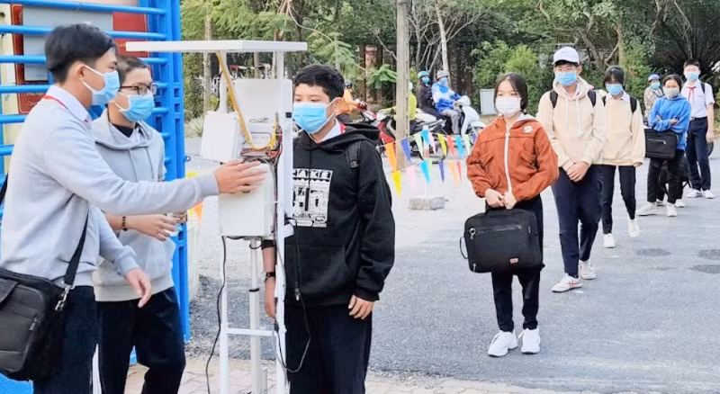 Thiết bị của nhóm HS và GV Trường THCS Nguyễn Văn Cừ được ứng dụng trong trường giúp kiểm soát thân nhiệt, điểm danh học sinh.