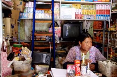 Một phù thủy đang hướng dẫn du khách sử dụng bùa yêu. (Ảnh Esmadrid).