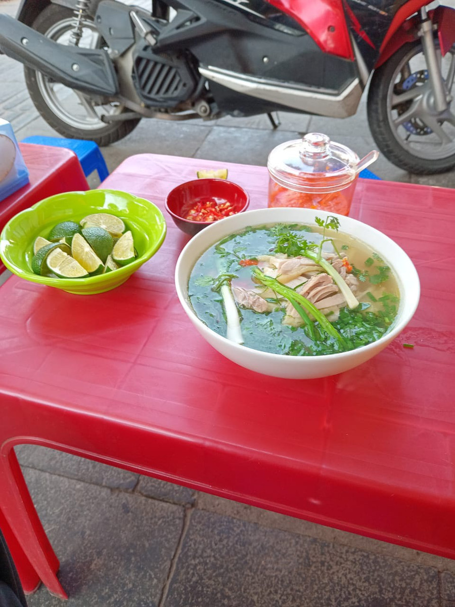 Bát phở gà hấp dẫn ở một quán ăn vỉa hè Hà Nội. Ảnh: Peter Madden. Bát phở gà hấp dẫn ở một quán ăn vỉa hè Hà Nội. Ảnh: Peter Madden.