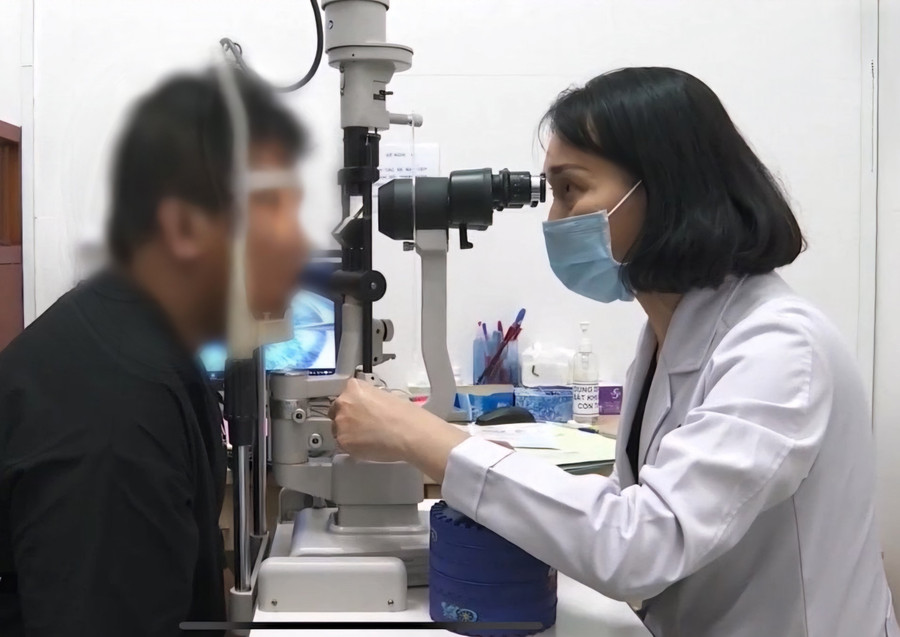 BS.CKII Lê Thị Kim Chi thăm khám cho một giáo viên có bệnh lý về mắt.