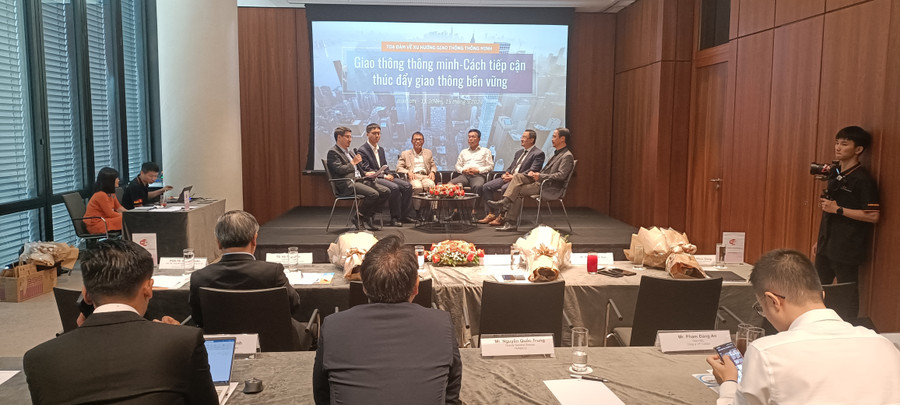 Các chuyên gia tại buổi Tọa đàm 'Xu hướng giao thông thông minh, cách tiếp cận thúc đẩy giao thông bền vững'. Các chuyên gia tại buổi Tọa đàm 'Xu hướng giao thông thông minh, cách tiếp cận thúc đẩy giao thông bền vững'.