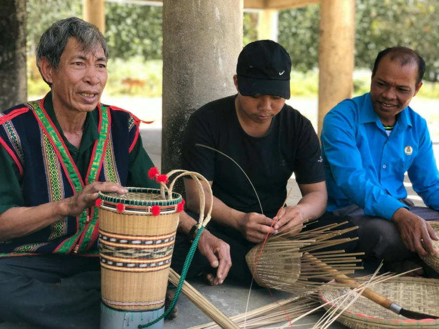 Những lớp truyền dạy giúp học viên lưu giữ văn hóa truyền thống và có thêm thu nhập, phát triển kinh tế gia đình.