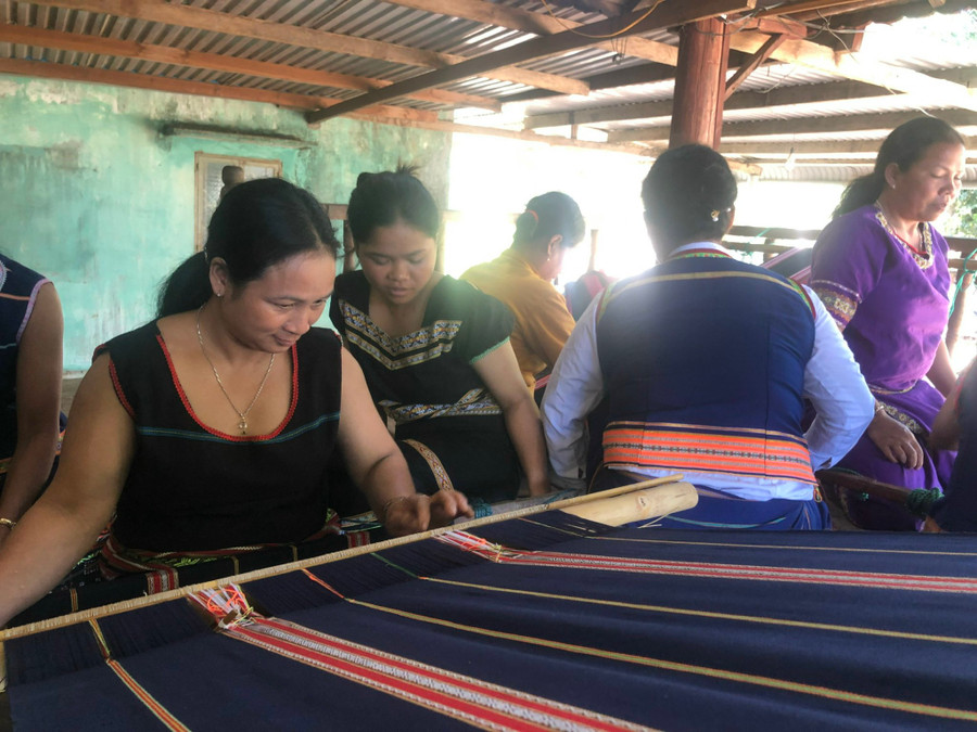 Nghệ nhân tận tình hướng dẫn cho học viên dệt thổ cẩm truyền thống.