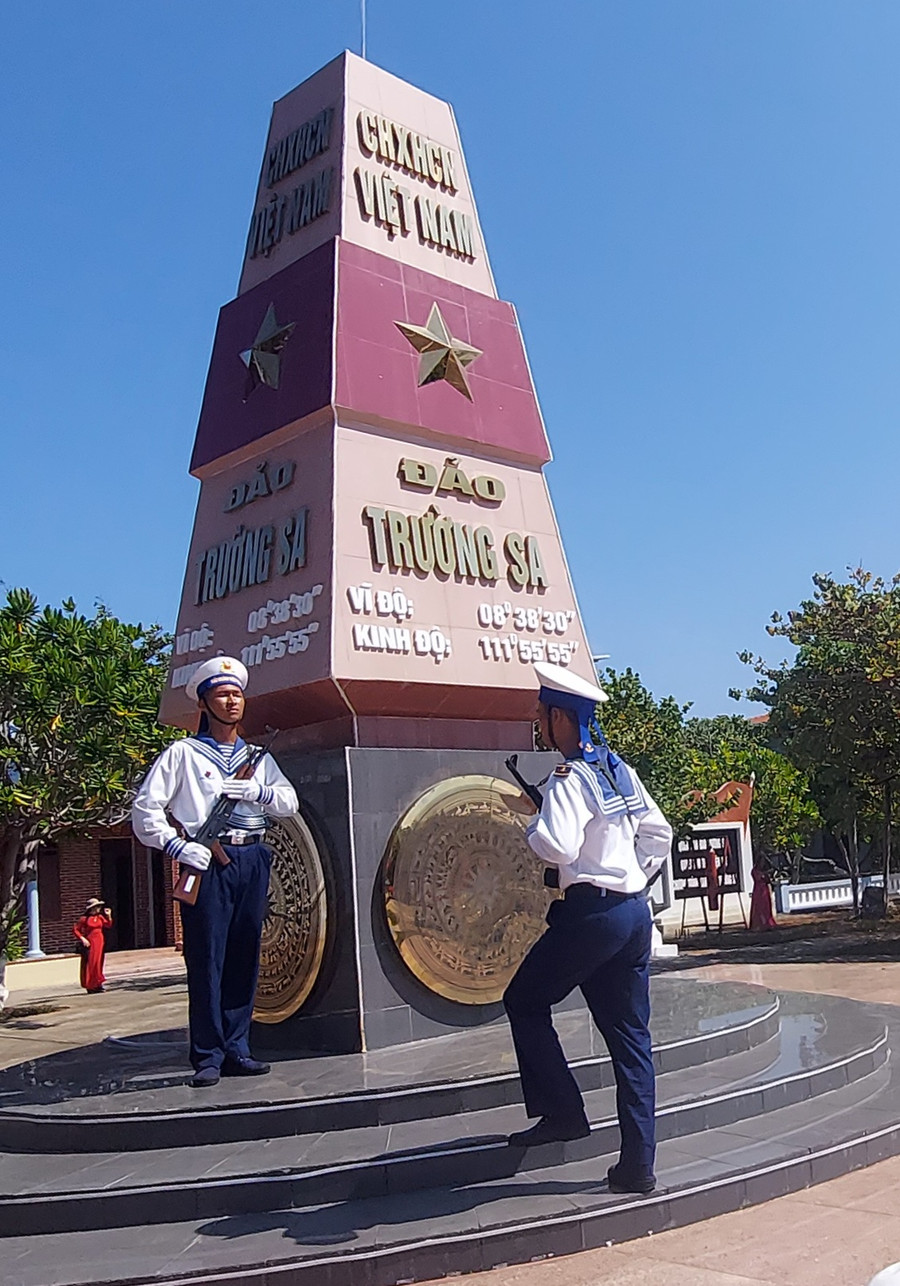 Đổi gác trên đảo Trường Sa Lớn. Ảnh: Bình Thanh. Đổi gác trên đảo Trường Sa Lớn. Ảnh: Bình Thanh.