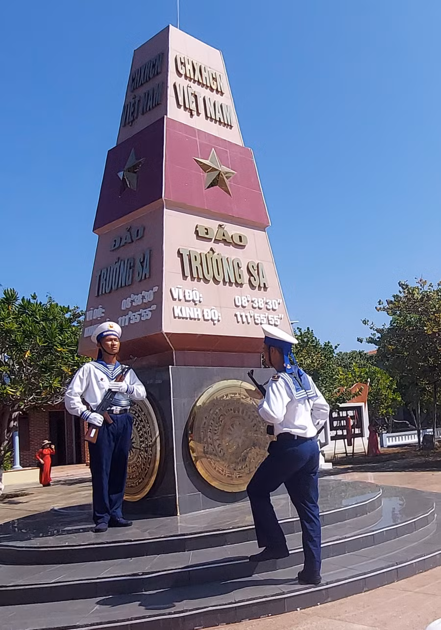 Đổi gác trên đảo Trường Sa Lớn. Ảnh: Bình Thanh.