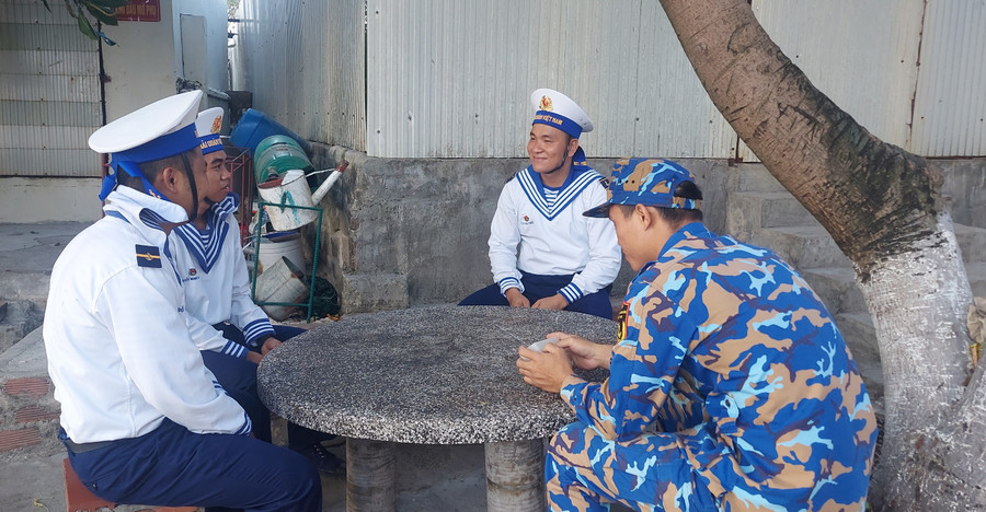 Giây phút nghỉ ngơi của cán bộ, chiến sĩ trên đảo Sinh Tồn Đông. Ảnh: Bình Thanh. Giây phút nghỉ ngơi của cán bộ, chiến sĩ trên đảo Sinh Tồn Đông. Ảnh: Bình Thanh.