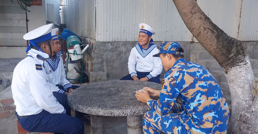 Giây phút nghỉ ngơi của cán bộ, chiến sĩ trên đảo Sinh Tồn Đông. Ảnh: Bình Thanh.