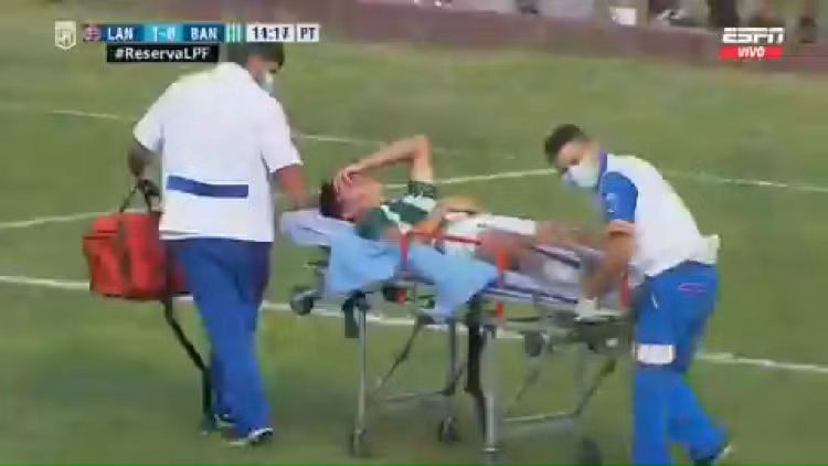 Cardozo phải rời sân trên cáng.