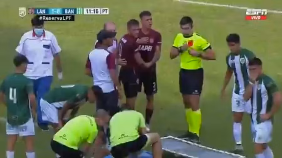 Trọng tài Martin Morenza rút thẻ đỏ đuổi cầu thủ chạy cánh Krilanovich.