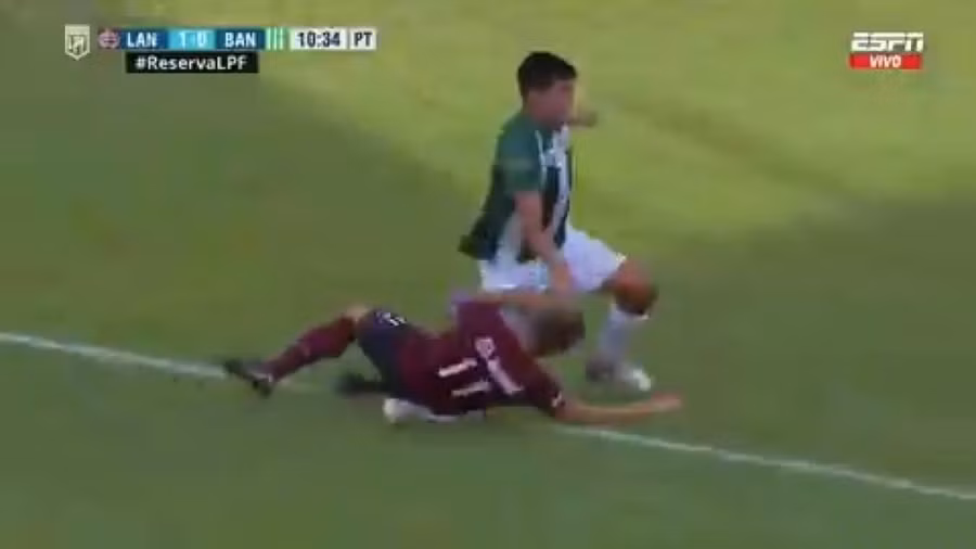 Krilanovich loạng choạng ngã vào trung vệ Lautaro Cardozo của Banfield.