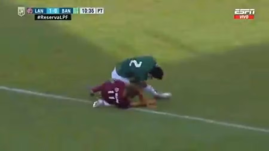 Krilanovich đè lên chân của Cardozo.