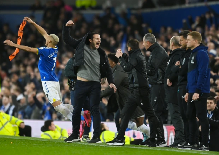Khoảnh khắc huấn luyện viên Lampard ăn mừng tới gãy ngón tay. Khoảnh khắc huấn luyện viên Lampard ăn mừng tới gãy ngón tay.