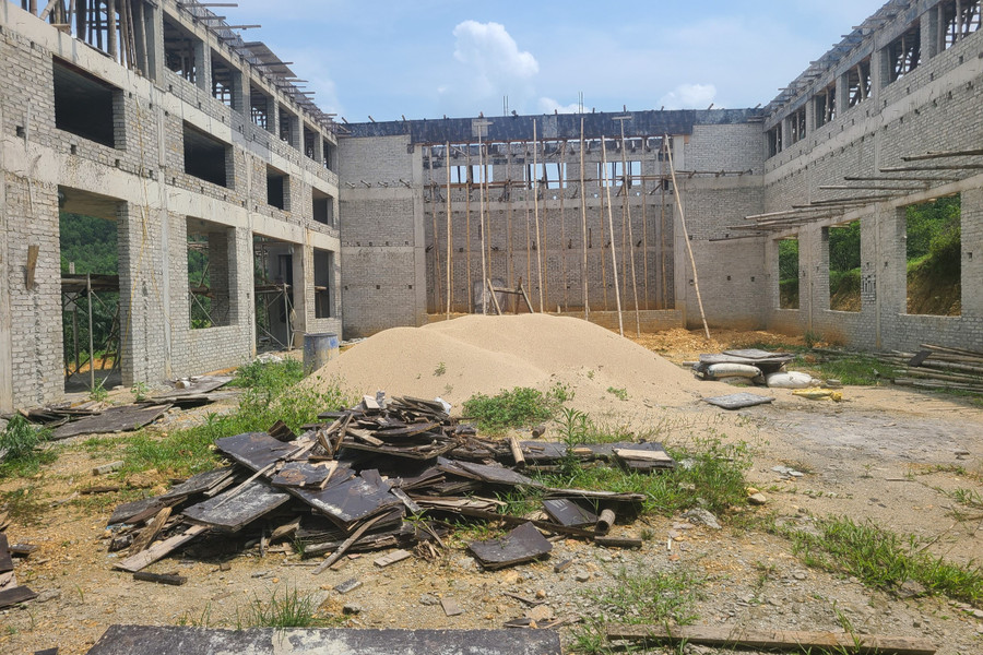 Vật liệu, gạch đá, đinh sắt ngổn ngang tiềm ẩn nguy cơ tai nạn đối với học sinh. Vật liệu, gạch đá, đinh sắt ngổn ngang tiềm ẩn nguy cơ tai nạn đối với học sinh.