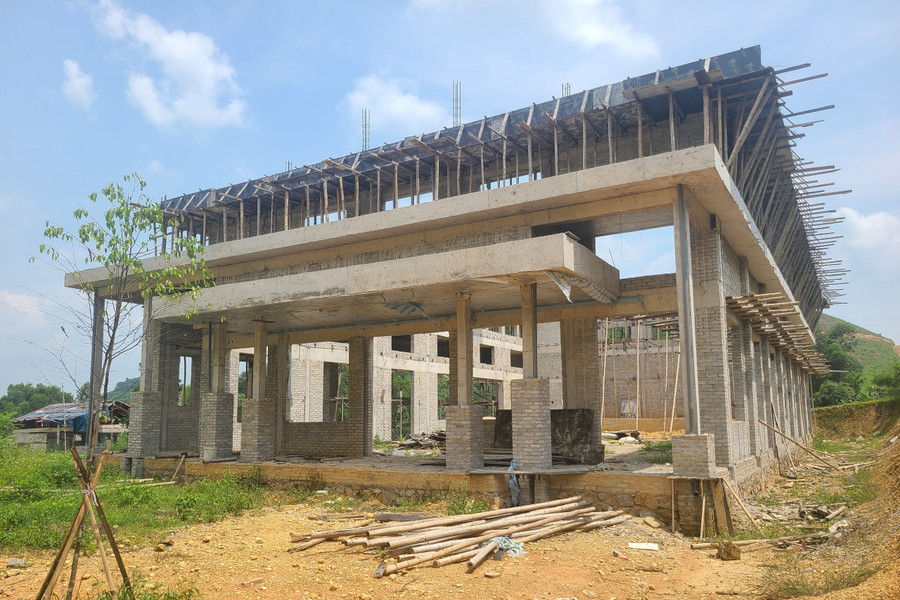 Hạng mục nhà đa chức năng chỉ xây được một ít phần thô rồi 'án binh bất động'. Hạng mục nhà đa chức năng chỉ xây được một ít phần thô rồi 'án binh bất động'.