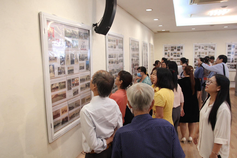 Khách tham quan, tìm hiểu những bưu ảnh về Bác Hồ tại triển lãm. Khách tham quan, tìm hiểu những bưu ảnh về Bác Hồ tại triển lãm.