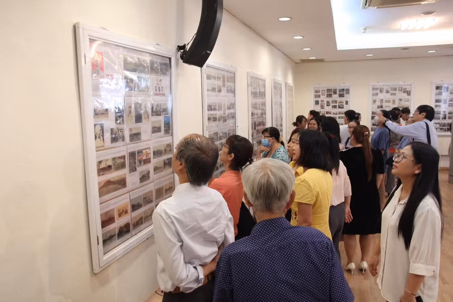 Khách tham quan, tìm hiểu những bưu ảnh về Bác Hồ tại triển lãm.