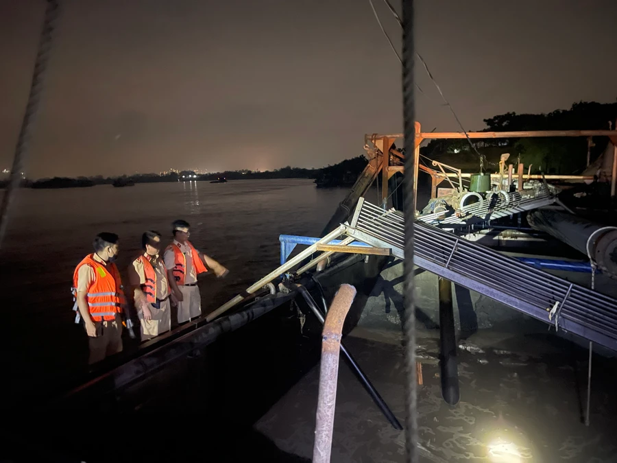 Lực lượng chức năng kiểm tra, bắt giữ tàu khai thác cát trái phép trên sông Hồng.