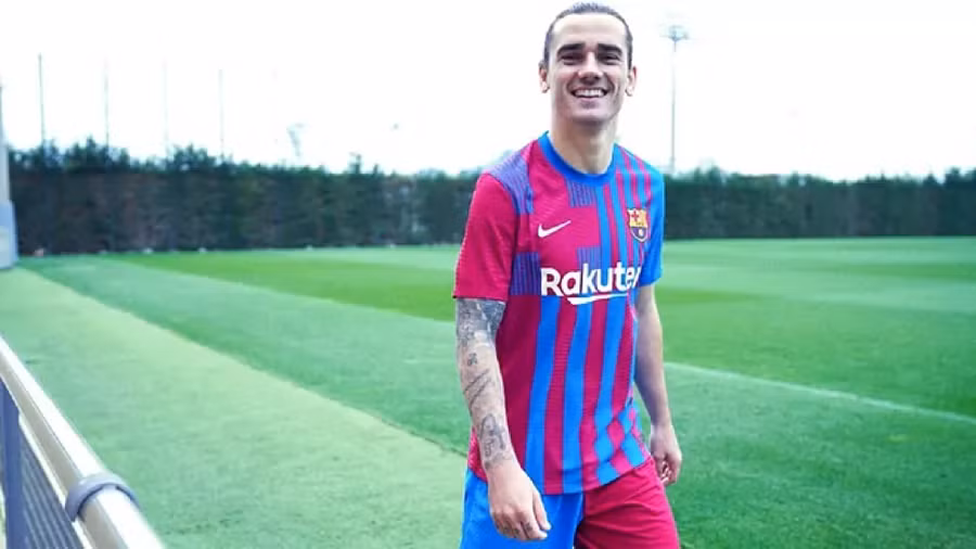 Antoine Griezmann trong màu áo thi đấu mới của Barcelona.