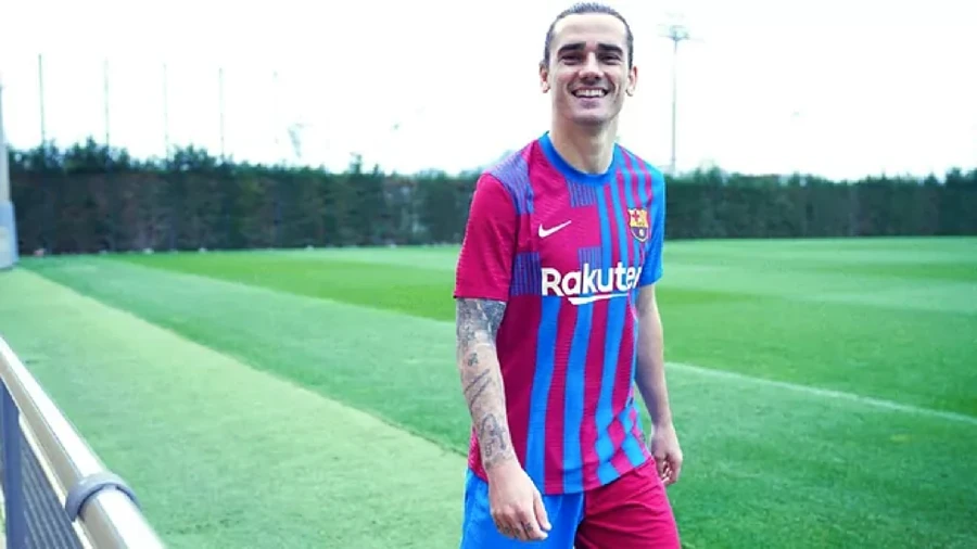 Antoine Griezmann trong màu áo thi đấu mới của Barcelona.