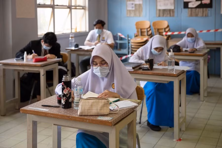 Học sinh Malaysia tham gia kỳ thi tốt nghiệp THCS năm 2021.