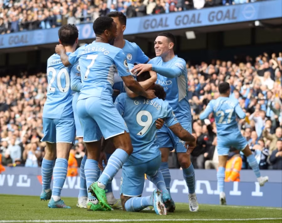 Man City tiếp tục dẫn đầu Ngoại hạng Anh sau trận hoà 2-2 với Liverpool.