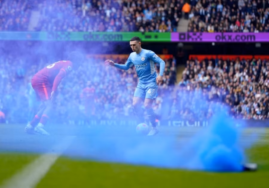 Pháo khói được ném xuống sân Etihad trong cuộc so tài giữa Man City - Liverpool.