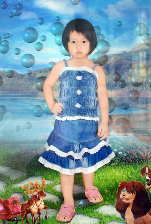 Bé gái 4 tuổi bị người lạ bế đi giữa trưa ảnh 2 Bé gái 4 tuổi bị người lạ bế đi giữa trưa ảnh 2